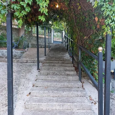 Villa ολόκληρο σπίτι στα βουνά των αγραφων Thrapsímion