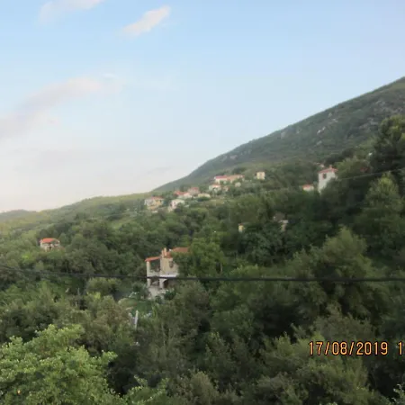 ολόκληρο σπίτι στα βουνά των αγραφων Thrapsímion