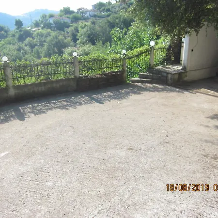 ολόκληρο σπίτι στα βουνά των αγραφων Thrapsímion